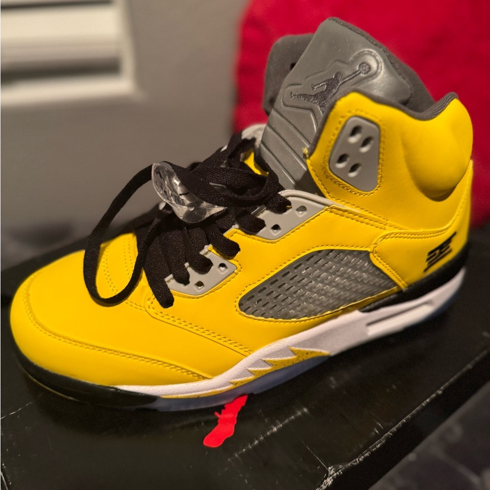 Retro 5 Yellow and Gray Sneakers